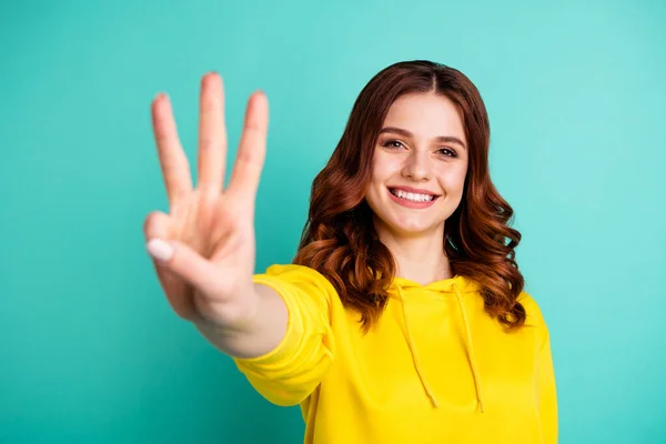 Foto von welligen lockigen charmante faszinierende wunderschöne Freundin lächelnd zahnhaft zeigt Ihnen drei Finger Zeichen isoliert über Türkis lebendigen Farbhintergrund — Stockfoto