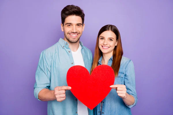 Portret van romantische twee getrouwde mensen paar houden papieren kaart rood hart cadeau voor Valentijnsdag genieten datum dragen stijlvolle trendy outfit geïsoleerd over paarse paarse kleur achtergrond — Stockfoto