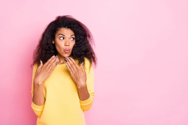 Retrato de espantado assustado menina africana ouvir ouvir notícias horríveis informações impressionado dizer oops sentir pânico usar boa aparência belas roupas isoladas sobre fundo cor pastel — Fotografia de Stock