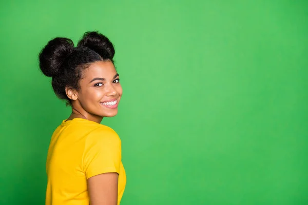 Mükemmel yaz havasında, koyu tenli, gülümseyen bir kadının yakın profil fotoğrafı yeşil arka planda izole edilmiş sarı tişört giy. — Stok fotoğraf