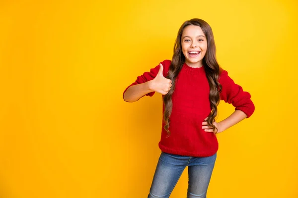 Retrato de positivo alegre modelo funky criança divirta-se mostrar polegar para cima recomendar anúncios selecionar sugerir a decisão de escolha sobre descontos desgaste vermelho moda roupas jeans jeans isolado cor amarela fundo — Fotografia de Stock