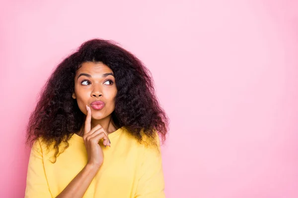 Porträtt av sinnade intresserade afro amerikanska flicka tror har planer om framtida helger lösa frågan bära gul pullover isolerad över rosa färg bakgrund — Stockfoto