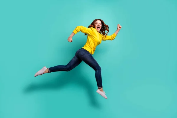 Full längd kropp storlek foto av löpning hoppa casual söt trevlig unge strävar efter rabatterade köpcentrum i jeans denim isolerad turkos färg levande bakgrund — Stockfoto