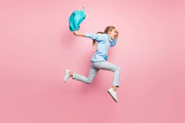 Foto de perfil de cuerpo completo de la señora bonita saltando alta corriendo a casa después de estudiar la semana desgaste mochila de los alumnos ropa suéter casual aislado de color rosa fondo —  Fotos de Stock