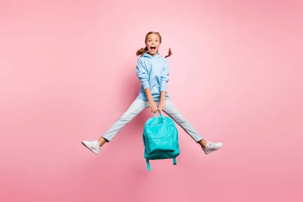 夏だフルサイズの写真のかなり小さな女性ジャンプ高楽しい最後の勉強日着用電話学生バックパックカジュアルセーター服孤立ピンク色背景 — ストック写真