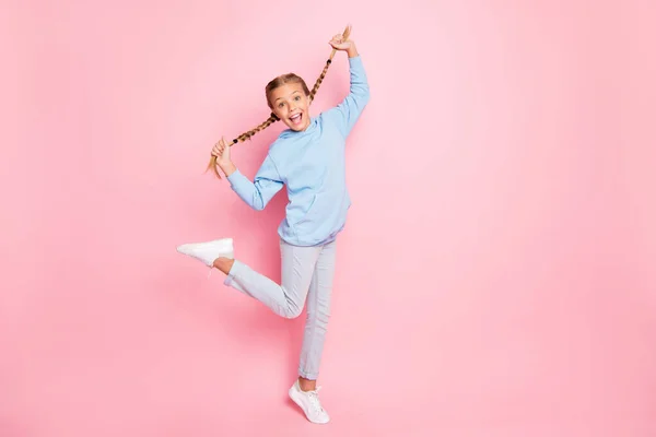 Longitud completa tamaño del cuerpo convertido foto de alegre moda casual gritando linda colegiala con vaqueros vaqueros extático acerca de las ventas comenzaron en la tienda de niños cerca aislado sobre fondo de color pastel rosa —  Fotos de Stock