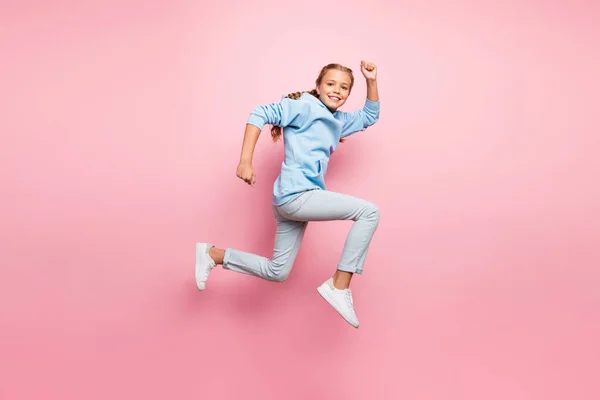 Teljes test profil fotó csinos kis hölgy jumping magas futás célba hinni győzelem rohanó gyors viselet alkalmi ruha elszigetelt pasztell rózsaszín háttér — Stock Fotó