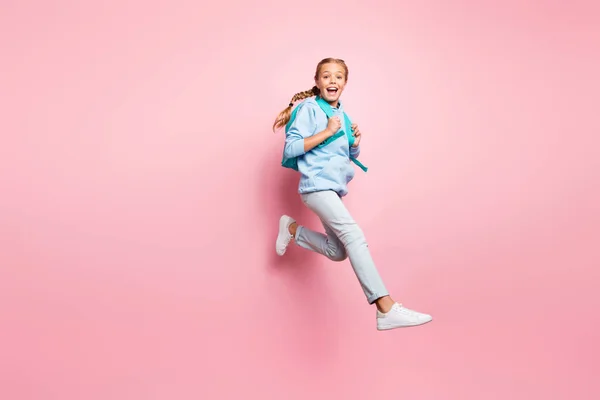 Full kropp profil foto av söt liten dam hoppar högt promenader 1 September till skolan bära elev ryggsäck casual tröja kläder isolerad rosa färg bakgrund — Stockfoto
