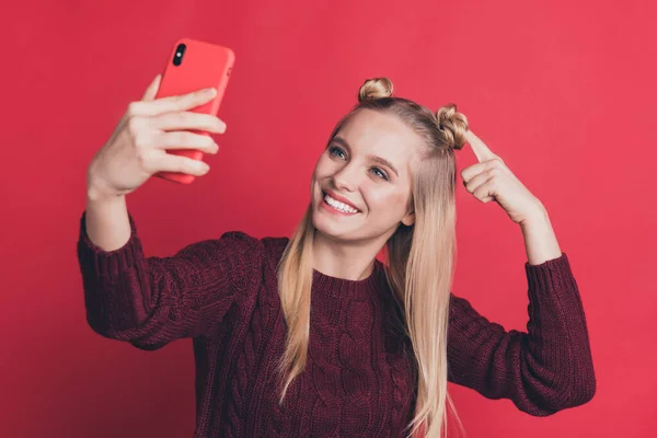 Foto von Influencer Dame mit Telefon in der Hand macht Selfies, die neue Frisur für Anhänger tragen Strickpullover isoliert pastellrote Farbe Hintergrund — Stockfoto