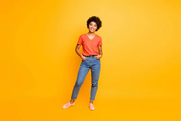 Full length body size photo of cool swag good black millennial girl pozowanie przed aparatem pokazujące jej fajność noszenia dżinsy trampki izolowane na żywe tło kolor — Zdjęcie stockowe