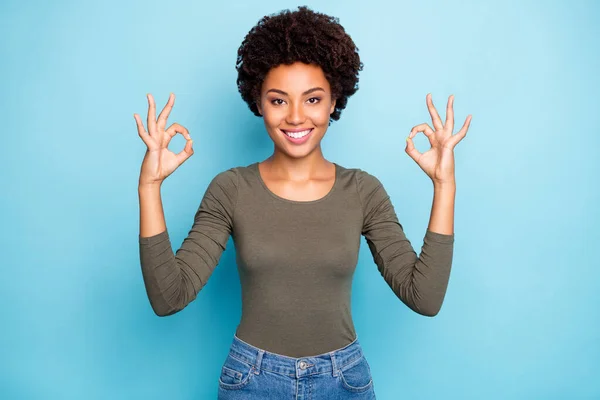 Havalı pozitif organizatörün portresi genç Afro-Amerikan kız gösterisi Tamam tabela mükemmel reklamlar seçin iyi görünmeye karar verin kot pantolon mavi arka planda izole — Stok fotoğraf