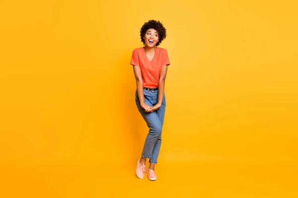 Plná délka tělo velikost fotografie veselý roztomilý okouzlující nádherné černošky přítelkyně na sobě džíny džínové tričko izolované přes žluté živé barevné pozadí — Stock fotografie