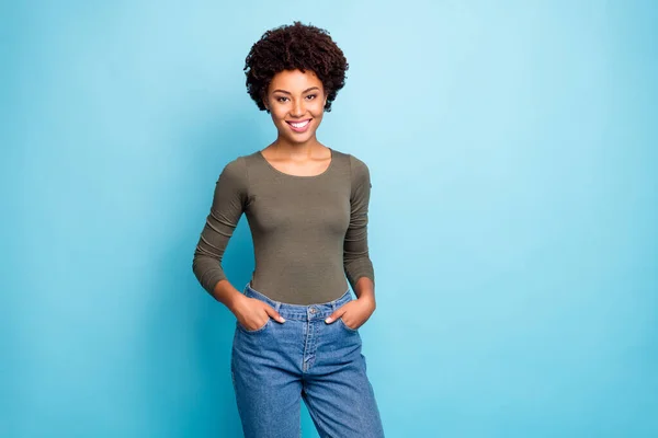 Πορτρέτο της όμορφης θετικής νεολαίας afro american κορίτσι έχουν διακοπές ακούσετε τους φίλους της στον ελεύθερο χρόνο φορούν casual στυλ ρούχα τζιν τζιν απομονώνονται σε μπλε χρώμα φόντο — Φωτογραφία Αρχείου