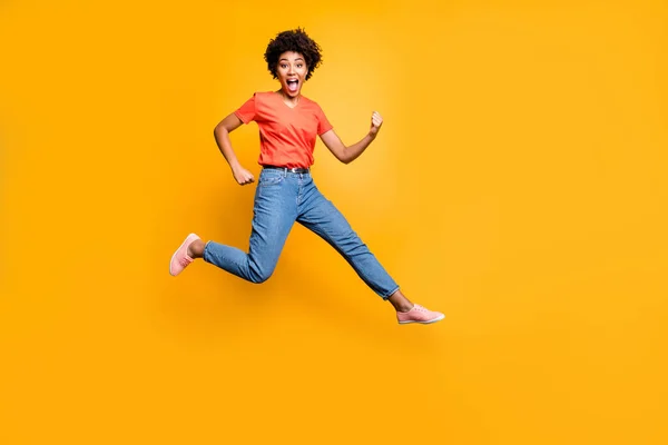 Foto panjang penuh gadis lucu gila berteriak bersenang-senang mengenakan pakaian gaya hidup yang trendi sepatu olahraga terisolasi di atas latar belakang warna kuning cerah — Stok Foto