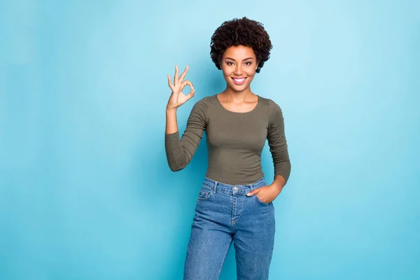 Портрет прохладный уверенный афро-американская девушка реальный промоутер шоу хорошо символ дать обратную связь о продажах скидка решение носить хороший вид джинсы джинсы Джинсы изолированы на синем фоне цвета — стоковое фото