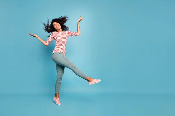 Volledige lengte foto van vrij donkere huid dame dolblij met zonnige dag weer wandelen park vrolijke stemming dragen casual kleding geïsoleerde pastel blauwe kleur achtergrond — Stockfoto