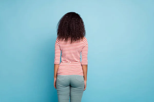 Vista trasera de la foto de la increíble señora de la piel oscura se volvió hacia atrás no mostrando la cara ofendida al novio usar ropa casual de calle aislado pastel fondo de color azul — Foto de Stock