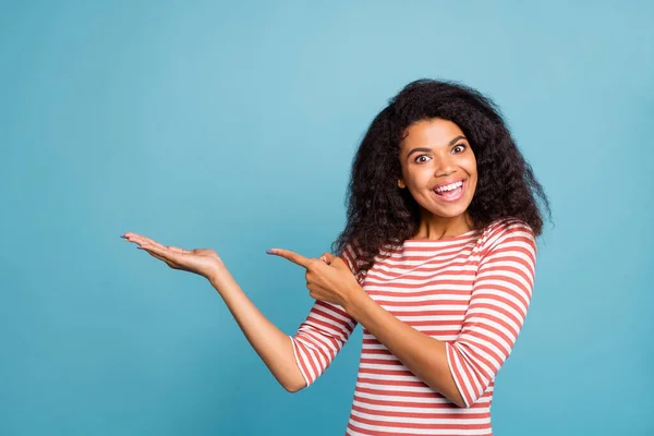 Φωτογραφία από grimacing funky αστείο κομψό μοντέρνα χαρούμενη μαύρη νεολαία εκφράζοντας χαρά με το πρόσωπό της συναισθηματική κατάδειξη σε αντικείμενο για να αγοράσει απομονωμένο πάνω από το μπλε χρώμα ζωντανό φόντο — Φωτογραφία Αρχείου