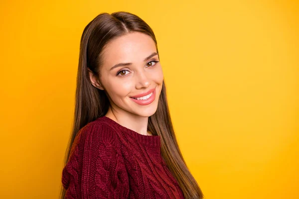 Close up foto de boa senhora olhando ter penteado longo vestindo camisola marrom isolado sobre fundo amarelo — Fotografia de Stock