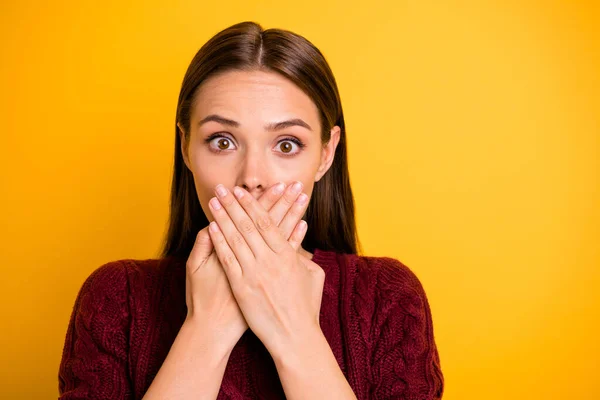 Foto de cerca de la chica con la boca cubierta de manos mientras está aislada con fondo amarillo manteniendo silencio — Foto de Stock