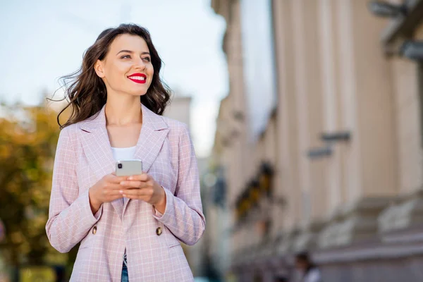 Retrato de ella ella agradable atractivo encantador encantador brillo guapo alegre alegre alegre ondulado de pelo chica labios rojos pasar tiempo libre utilizando la aplicación de la célula 5g servicio en el centro de la ciudad al aire libre — Foto de Stock