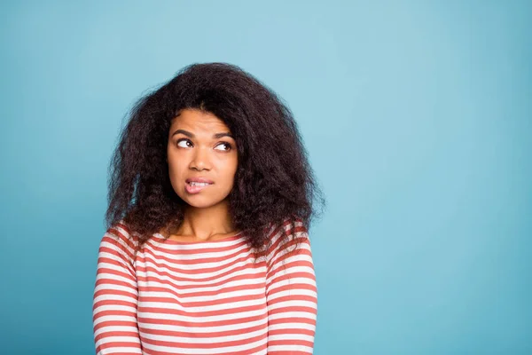 Peço imensa desculpa. Foto de senhora de pele muito escura olhando espaço vazio com olhos culpados mordendo lábios se desculpar desgaste roupas casuais isolado pastel azul cor de fundo — Fotografia de Stock