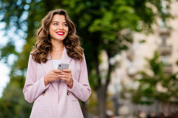 Retrato de ella ella agradable atractivo encantador glamoroso encantador guapo alegre alegre soñador ondulado chica de pelo ondulado turista utilizando el teléfono en el parque al aire libre — Foto de Stock