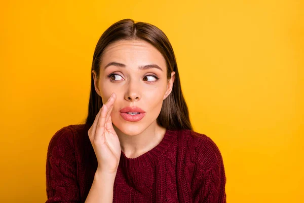 De cerca la foto de linda novia encantadora agradable susurrando secretos a alguien mientras está aislado con fondo amarillo — Foto de Stock