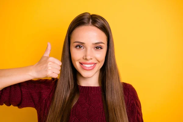 Foto de cerca de una chica encantadora mostrando su pulgar arriba usando jersey de marsala aislado sobre fondo amarillo — Foto de Stock