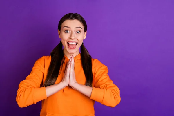 Retrato de impressionado entusiasmado funky engraçado jovem menina ficar presente para férias gritar wow omg desgaste moderno capuz suéter esportivo desgaste isolado sobre roxo cor violeta fundo — Fotografia de Stock