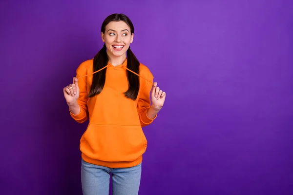 Retrato de positivo alegre jovem ouvir notícias incríveis fofoca rumor olhar curioso desgaste esportivo jeans jeans jeans isolado sobre violeta cor roxa fundo — Fotografia de Stock