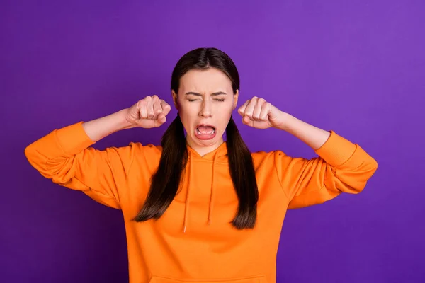 Portret rozczarowanej nastolatki płakać głośno mają problemy nosić nowoczesny strój młodzieżowy odizolowany na fioletowe fioletowe tle — Zdjęcie stockowe