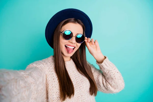 Close up foto van vrolijke retro blooger nemen selfie op haar vakantie grimas slijtage gebreide trui geïsoleerd over teal turquoise achtergrond — Stockfoto