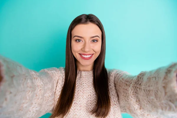 Close-up foto van schattige opgewonden dromerige dame maken selfie hebben plezier dragen wollen stijlvolle jumper geïsoleerd over teal turquoise kleur achtergrond — Stockfoto