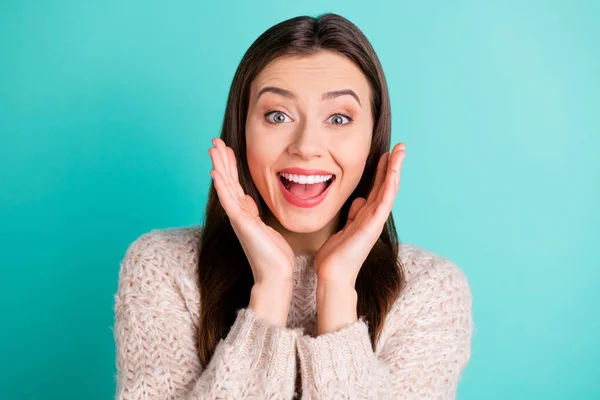 Närbild foto av söta positiva dam skrika otroligt få överraskning för jul slitage stickad pullover isolerad över teal turkos färg bakgrund — Stockfoto