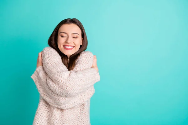 Retrato de linda menina alegre abraço-se desfrutar de algodão jumper isolado sobre teal turquesa cor de fundo — Fotografia de Stock