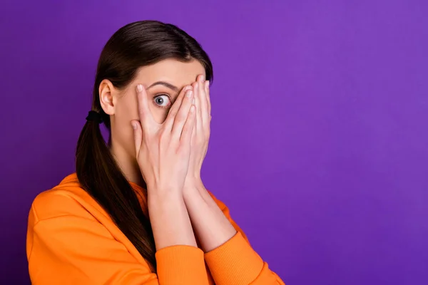 De cerca la foto de la chica horrorizada impresionada cerrar las manos de la cubierta palmas de su cara ojos sienten miedo después de mirar serie de películas usar ropa deportiva aislado sobre violeta color púrpura fondo —  Fotos de Stock