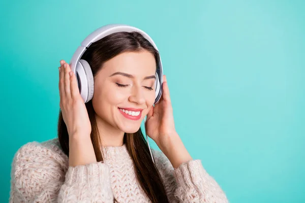 De cerca la foto del contenido de la chica de ensueño tienen auriculares escuchar sus canciones favoritas disfrutar del tiempo libre desgaste de punto jersey de lana aislado sobre el fondo de color turquesa verde azulado —  Fotos de Stock