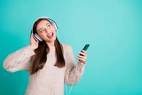 Retrato de chica de contenido funky escuchar lista de reproducción de sonido loco en su teléfono inteligente usar auriculares digitales suéter de punto blanco aislado sobre fondo de color turquesa verde azulado — Foto de Stock