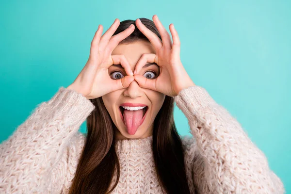 Photo rapprochée de fille rêveuse insouciante faisant des jumelles avec ses doigts duper avoir du plaisir porter pull en laine isolé sur fond de couleur turquoise sarcelle — Photo