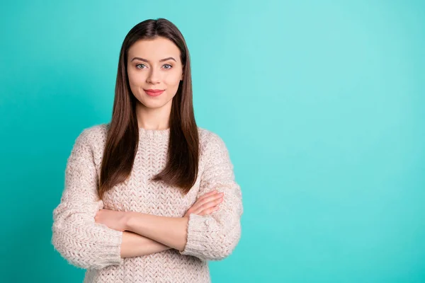 Copyspace foto av charmiga söta vackra drömmande flickvän stående med händerna vikta bär jumper isolerad över turkos levande färg bakgrund — Stockfoto