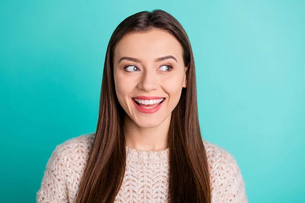 Close-up foto van geïnteresseerd vrolijk grappig nieuwsgierig aantrekkelijk mooi lief vriendin staren naar iets weg glimlachend tandkundig dragen trui geïsoleerd met turquoise levendige kleur achtergrond — Stockfoto