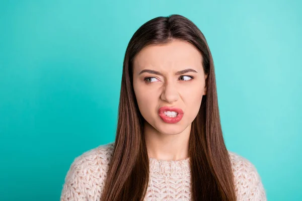 Close-up foto van kwaad boos woedend lastig gevallen vriendin op zoek naar iemand die ze is jaloers op het dragen van pullover geïsoleerd over turquoise kleur levendige achtergrond — Stockfoto