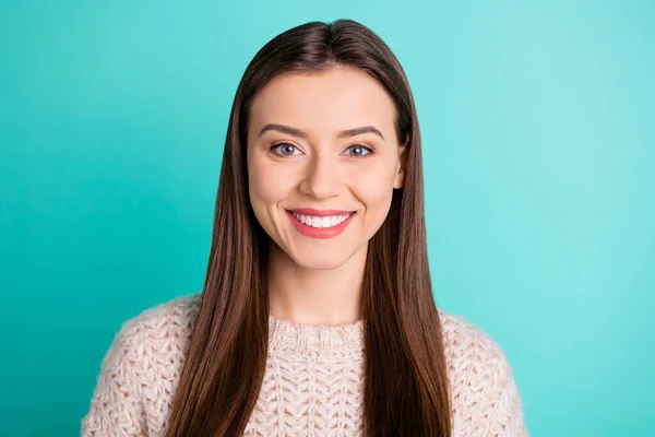 De cerca la foto de la encantadora linda novia fascinante con jersey de pie con confianza delante de la cámara mientras se aísla sobre fondo de color vivo verde azulado — Foto de Stock