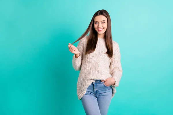 Portrét atraktivní krásné dívky mají volný čas pózování nosit pletený jumper izolované přes teal tyrkysové barvy pozadí — Stock fotografie
