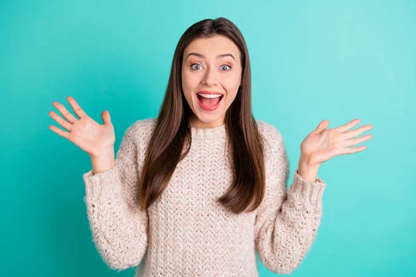 Porträtt av positiv rolig flicka skrika wow omg imponerad av otroliga önskan om x-mas slitage stickad tröja isolerad över teal turkos färg bakgrund — Stockfoto