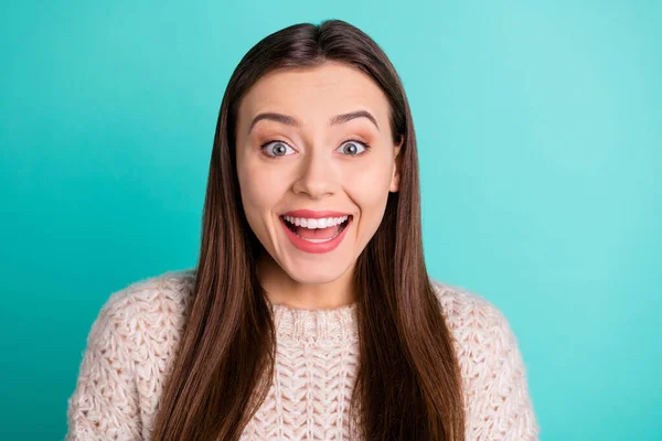 Close-up foto van charmante schattig lief vriendin dragen trui geschokt met iets mooi terwijl geïsoleerd over turquoise kleur levendige achtergrond — Stockfoto