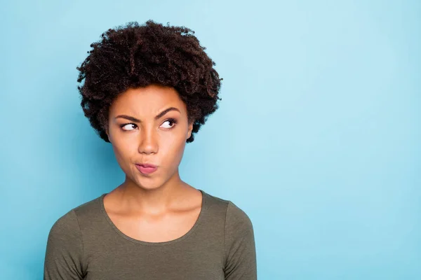 Interessante. Retrato de emoções expressão séria mente afro-americana menina acho que tentar resolver decidir soluções ser criativo desgaste bom look roupa isolada sobre fundo de cor azul — Fotografia de Stock