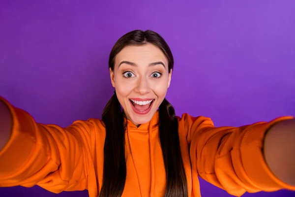 De cerca la foto de la divertida chica funky joven disfrutar de las vacaciones se siente regocijo tomar selfie desgaste moderno hipster ropa deportiva aislado sobre violeta color púrpura fondo — Foto de Stock