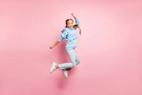 Longitud completa cuerpo tamaño lado perfil foto de alegre positivo lindo extático alegre chica gritando hurra sabiendo acerca de las ventas aisladas sobre fondo de color pastel en vaqueros denim —  Fotos de Stock